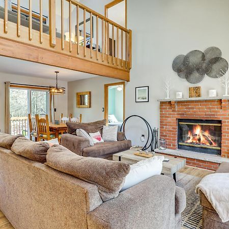 Poconos Home With Private Spa And Fire Pit Long Pond Kültér fotó