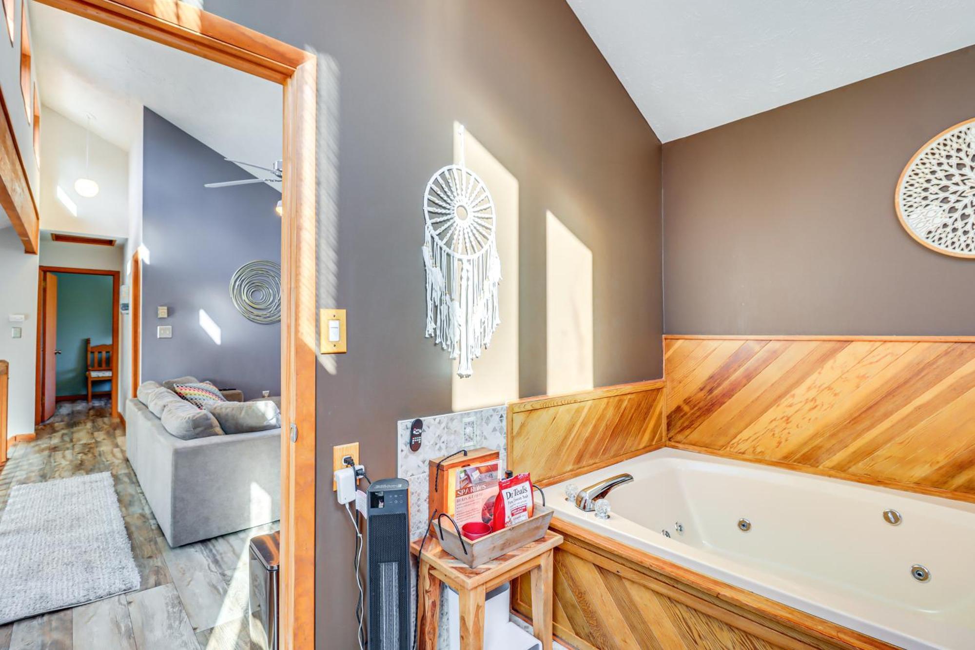 Poconos Home With Private Spa And Fire Pit Long Pond Kültér fotó