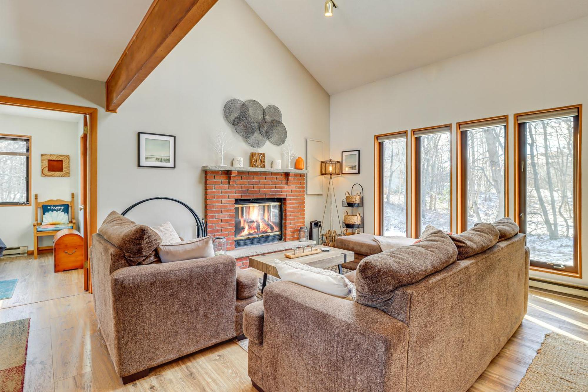 Poconos Home With Private Spa And Fire Pit Long Pond Kültér fotó